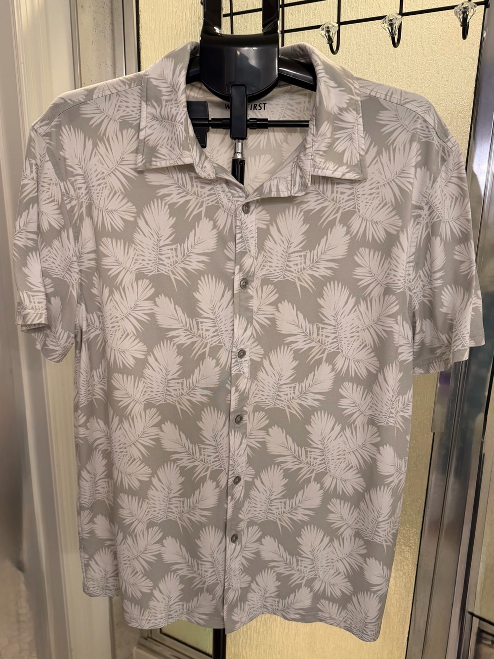 Men's WEARFIRST Short Sleeve Button-Up Shirt Large Light Gray Palm Print $15 EUC